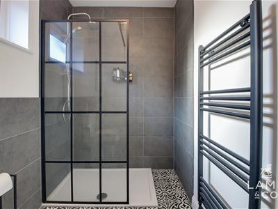 EN SUITE